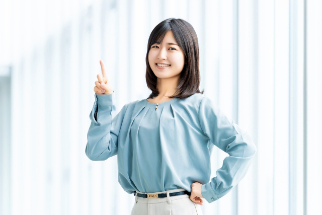ビズリーチのCMをイメージしたポーズを取る女性